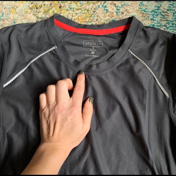 Athleta Run Tee size M ๐ Awesome!! - Picture 3 of 5